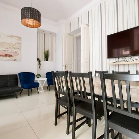 Premium Apartment By Hi5-Vaci Str. 3 Bedroom Budapest Bagian luar foto