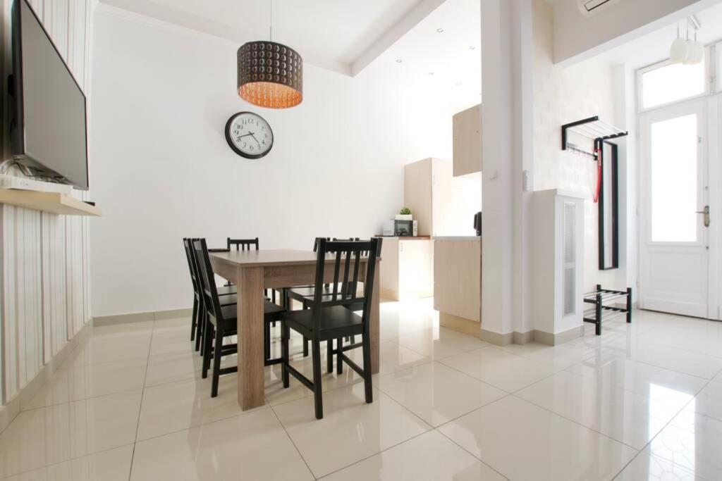 Premium Apartment By Hi5-Vaci Str. 3 Bedroom Budapest Bagian luar foto