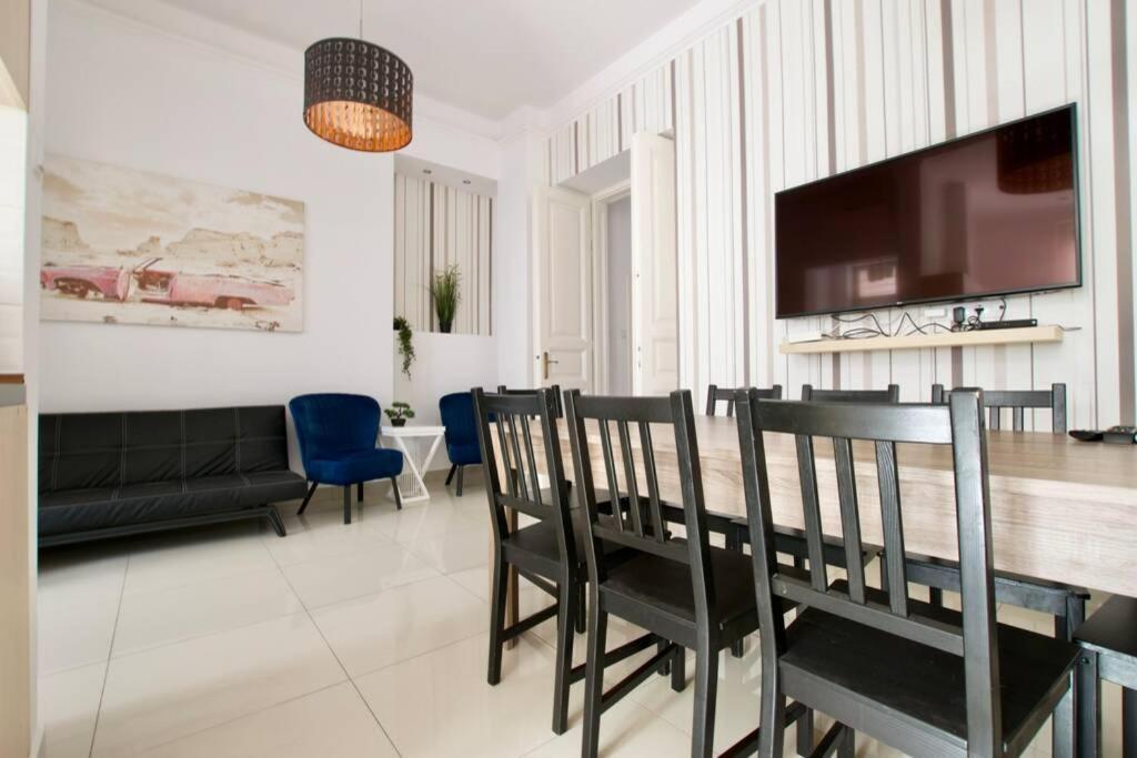 Premium Apartment By Hi5-Vaci Str. 3 Bedroom Budapest Bagian luar foto