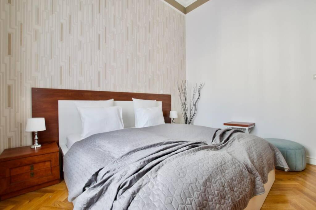 Premium Apartment By Hi5-Vaci Str. 3 Bedroom Budapest Bagian luar foto